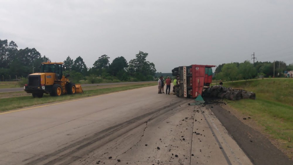 Volcó el acoplado de un camión cargado con carbón en la ruta 14