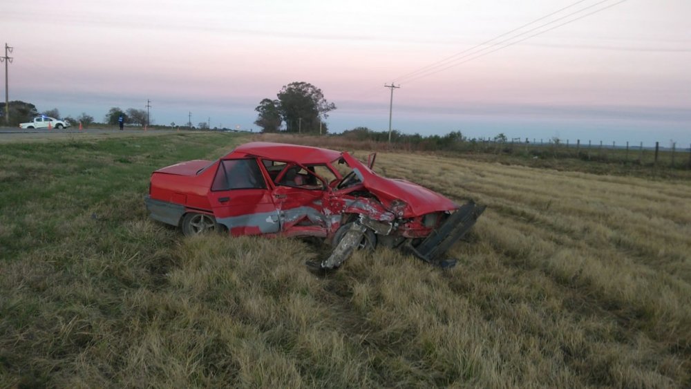 Fuerte impacto entre dos autos en ruta 12