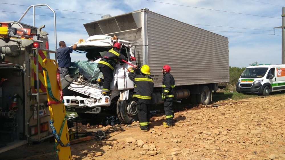 Fuerte colisión y despiste de camiones en la ruta 12