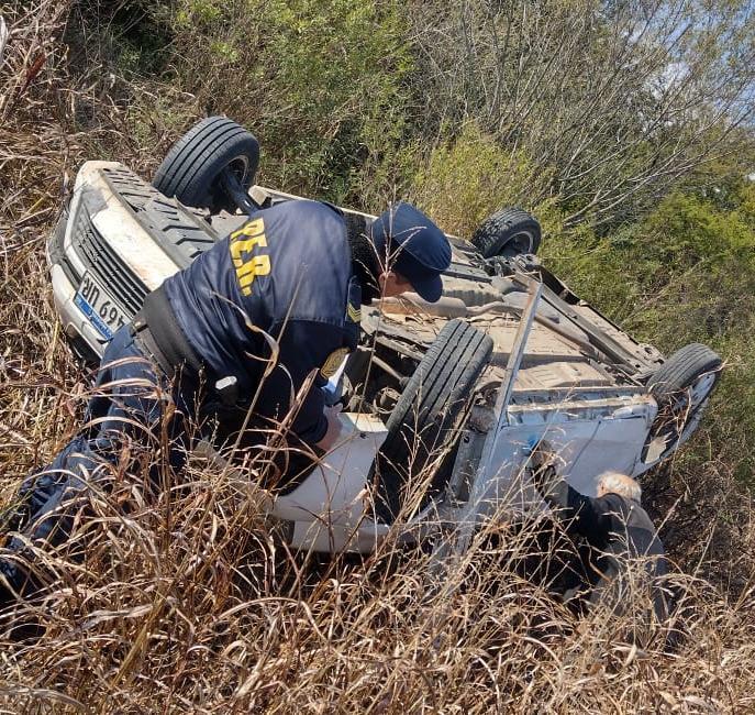 Un octogenario volcó su auto en la ruta 6