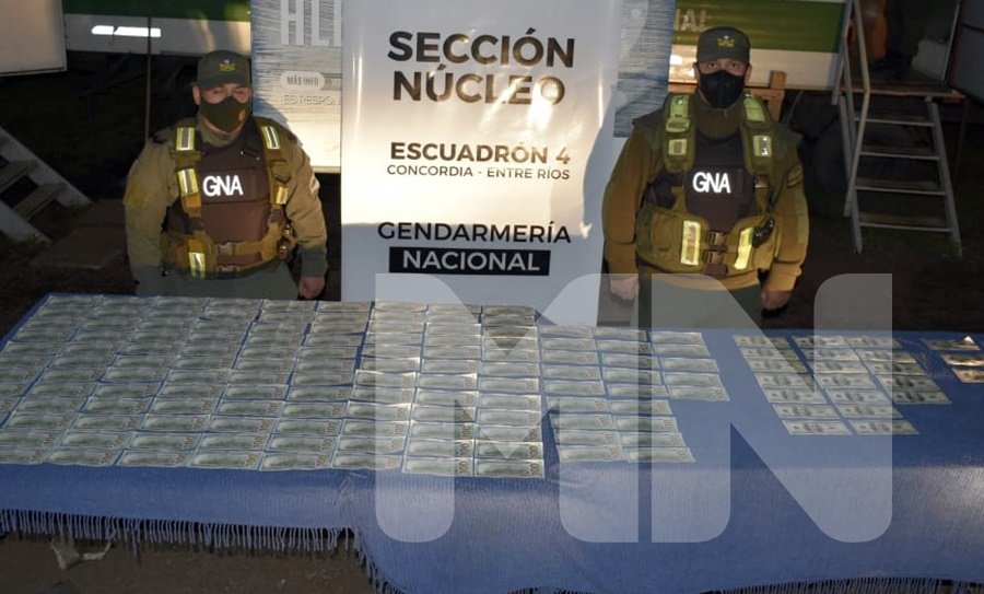 Viajaba con más de 15 mil dólares ocultos y fue detenido en el cruce de rutas 14 y 18