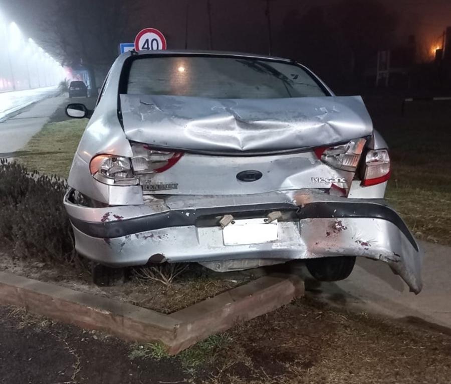 Esperaba el semáforo en su auto y fue colisionado de atrás por una camioneta