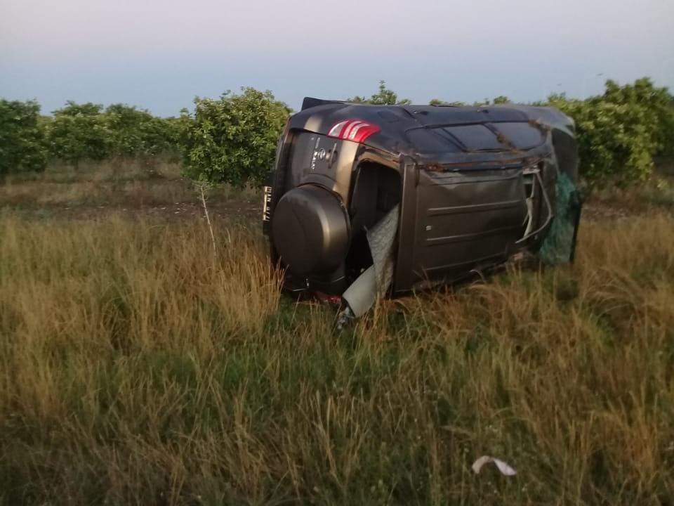 Tres jóvenes con lesiones graves al volcar camioneta conducida por un menor que se dio a la fuga