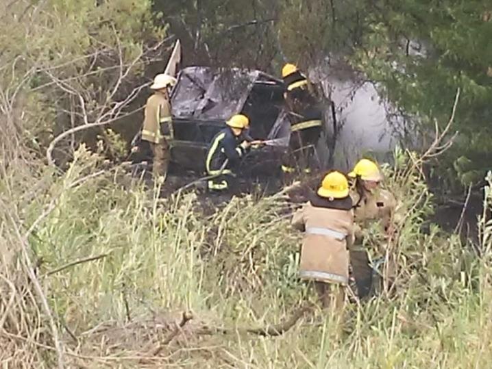 Un automóvil perdió el control y se incendió por completo en la ruta 20