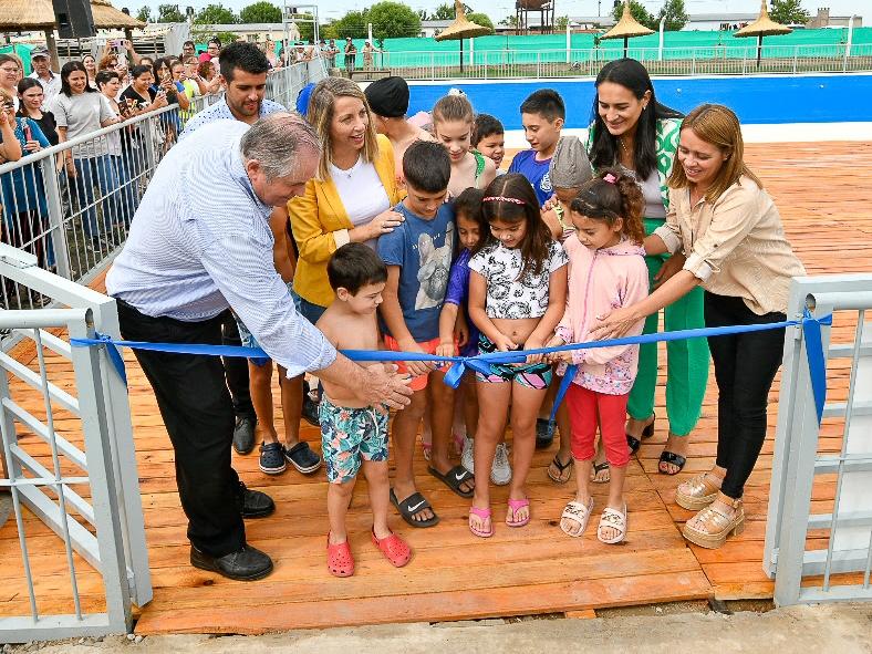 Inauguraron piletas en Aranguren y entregaron ambulancia al hospital de Nogoyá