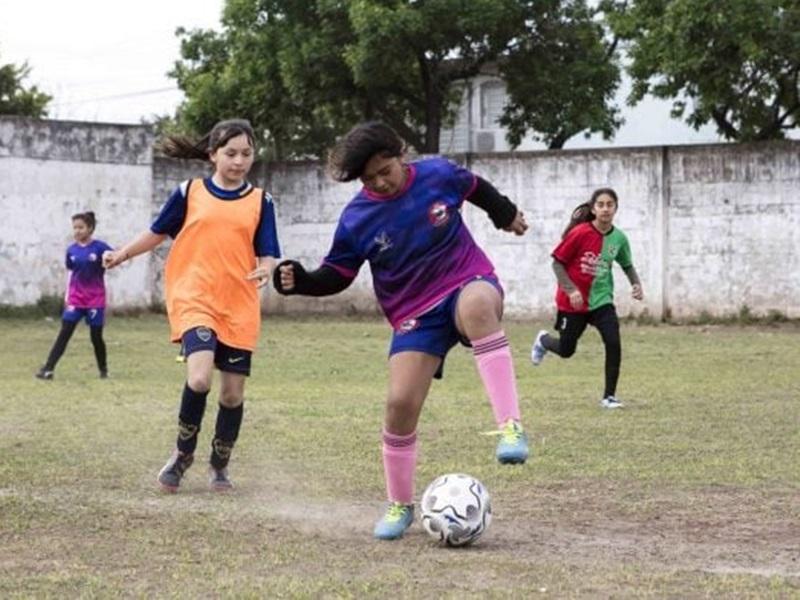 Incorporarán al fútbol femenino en las clases de Educación Física