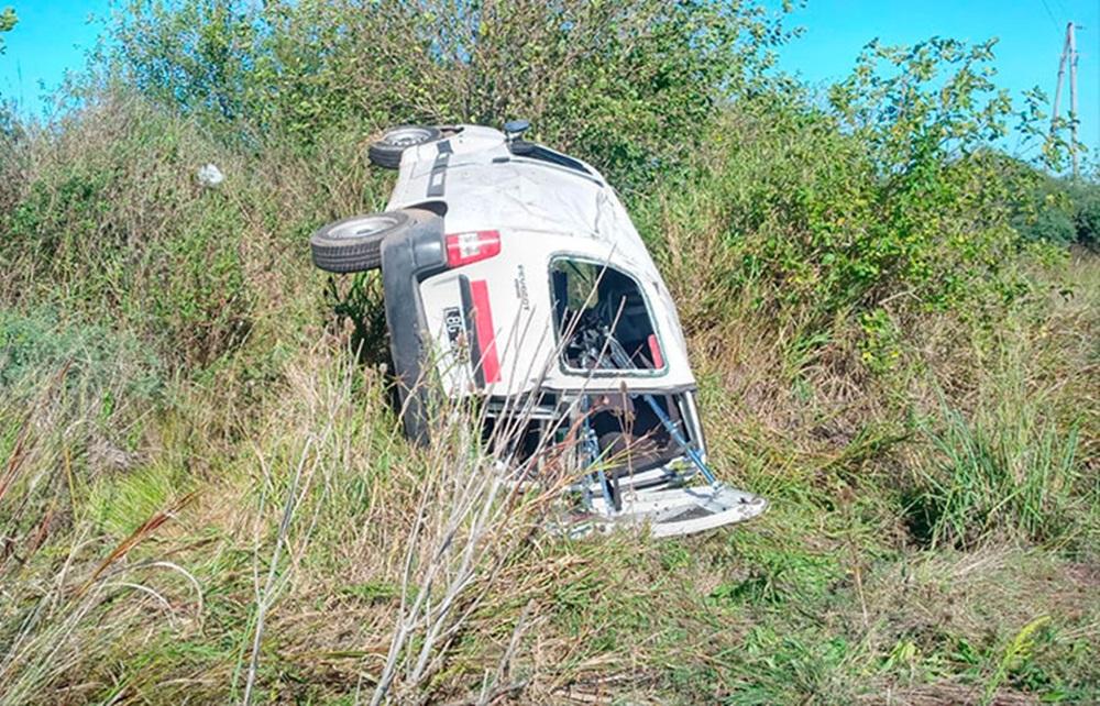 Un hombre está gravísimo luego de volcar un utilitario