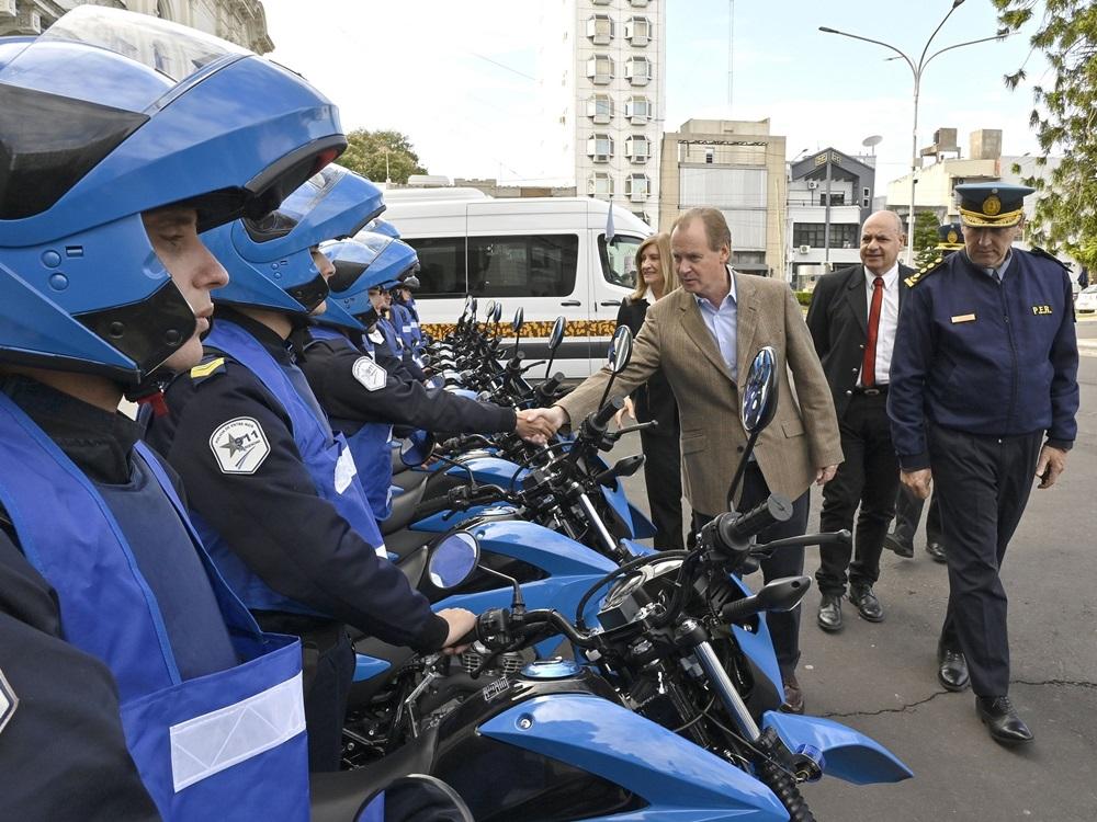 Bordet encabezó la entrega de móviles y equipamiento a la Policía