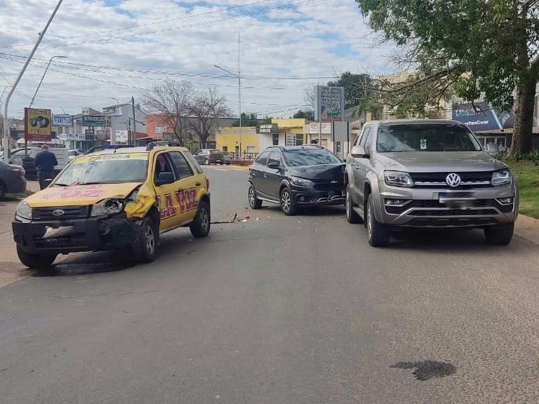 Tres vehículos colisionaron en la rotonda