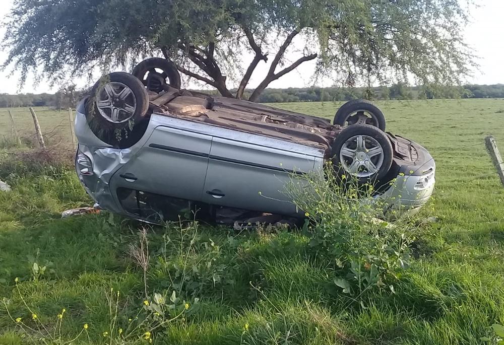 Un automóvil quedó con las cuatro ruedas hacia arriba en la ruta 20