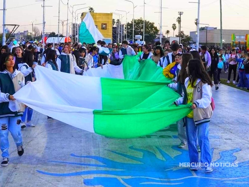 Comenzaron los desfiles de carrozas de la Fiesta del Estudiante en Concordia