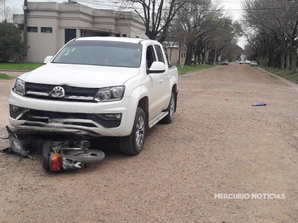 Una camioneta colisionó con una moto en Villa Elisa