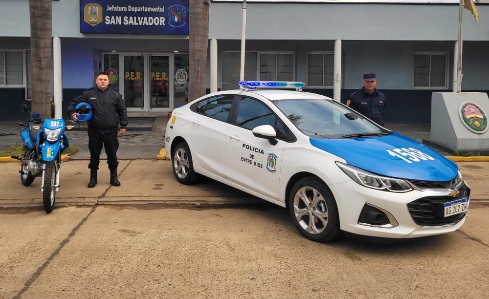 La Policía de San Salvador recibe nuevo patrullero y moto