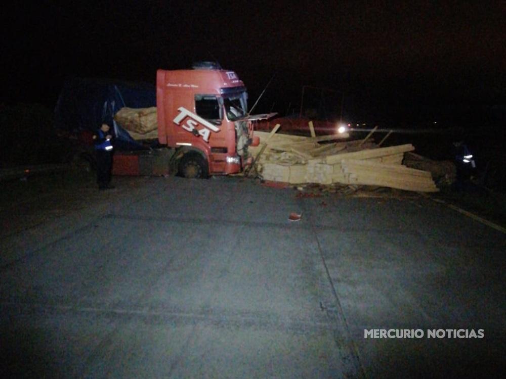 Un camión despistó y volcó su carga de maderas en la autovía 14