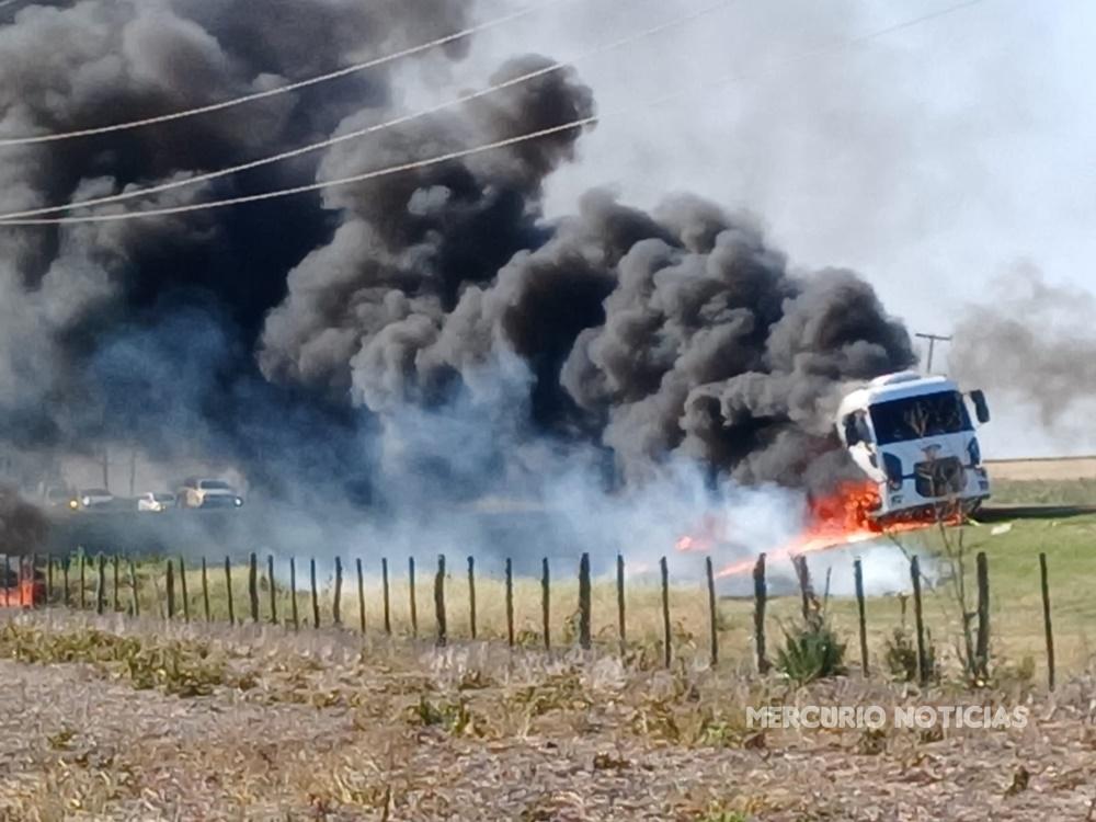 Un camión se incendió en la ruta 12