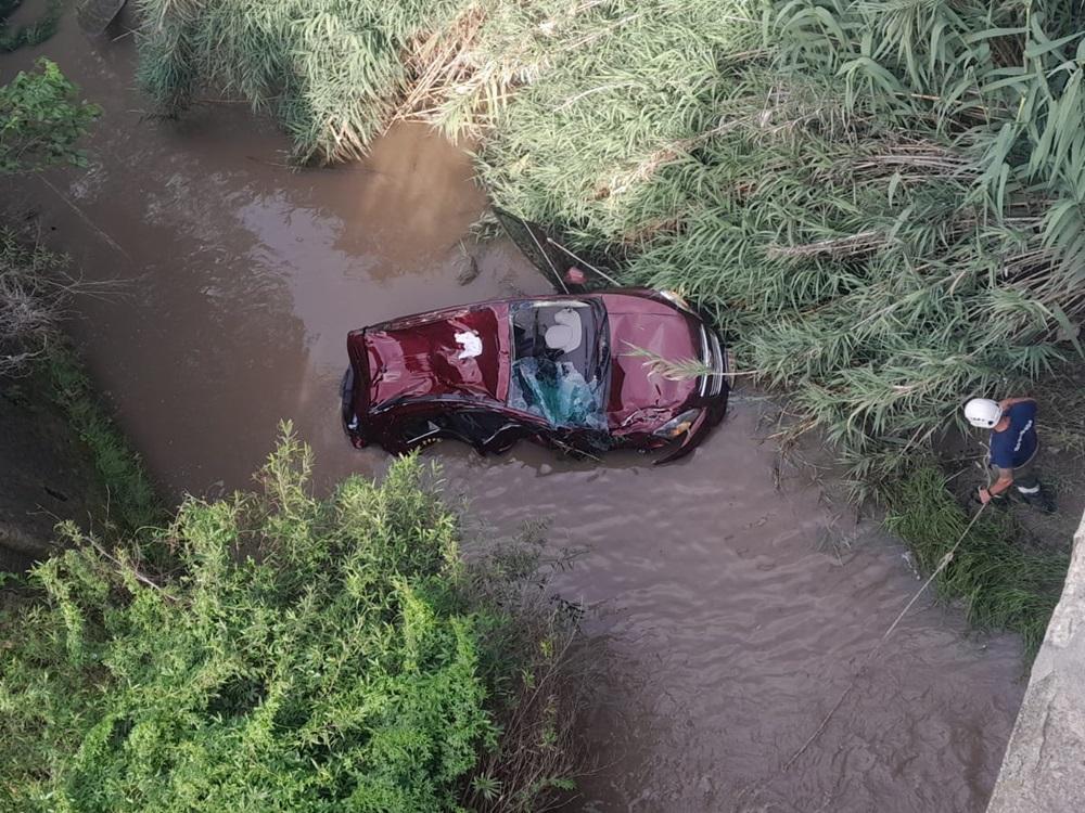 Automovilista cayó con su vehículo a un arroyo tras chocar en el Acceso Norte de Paraná