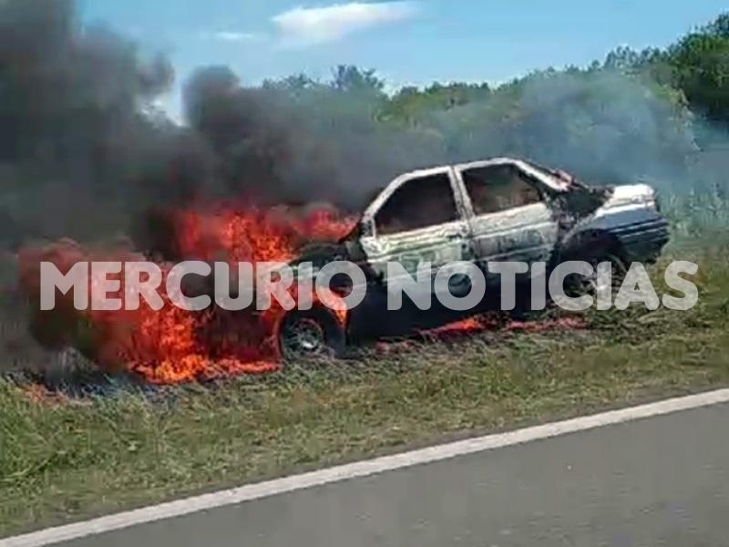 Incendio de auto con GNC en la autovía 18