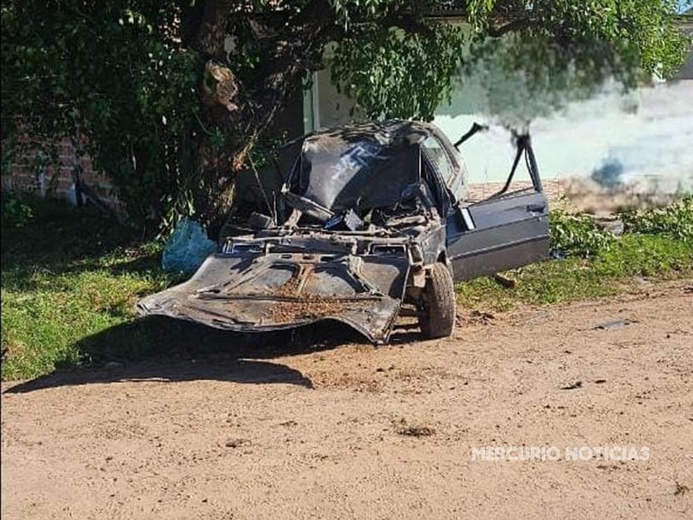 Un auto quedó destruido al chocar contra un árbol en San José