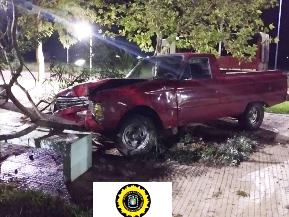 Camioneta terminó chocando el árbol de una plaza