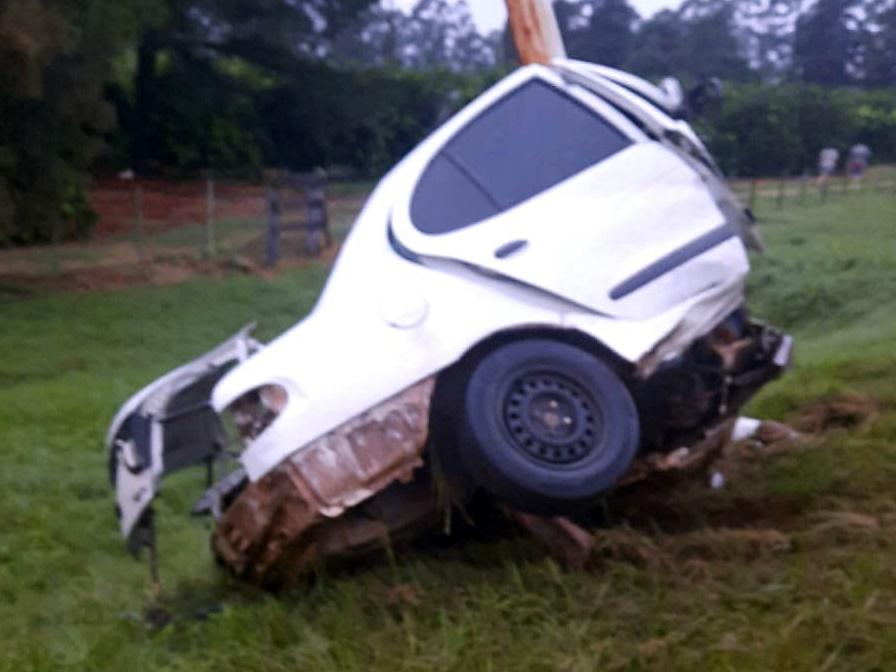 Un joven falleció en ruta 2: el auto quedó destruido al chocar columna