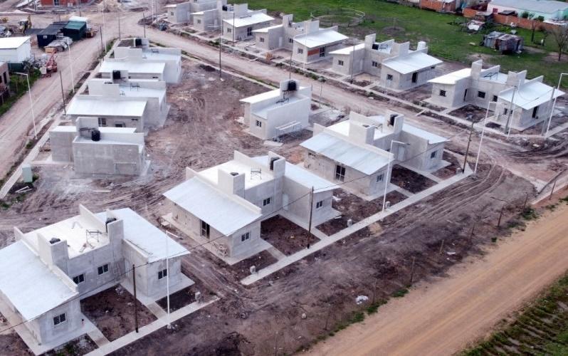 Preocupación por 26 viviendas del IAPV que no fueron entregadas: Berthet recibió a adjudicatarios
