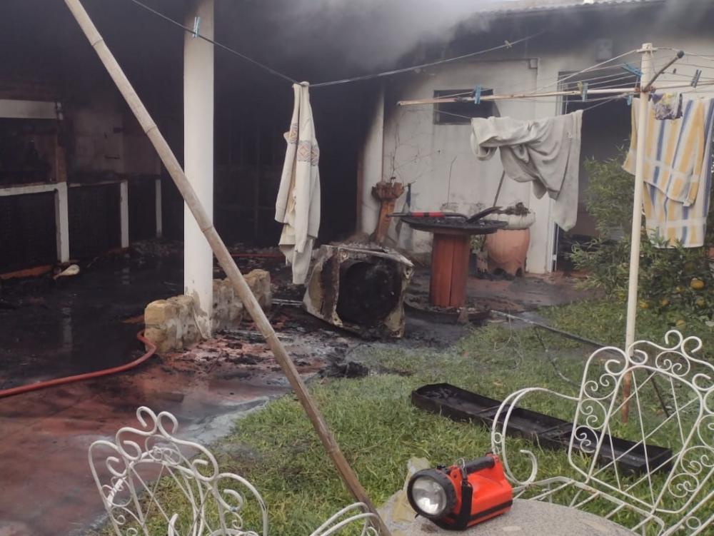 Lavarropas habría provocado incendio en vivienda: un hombre debió ser rescatado