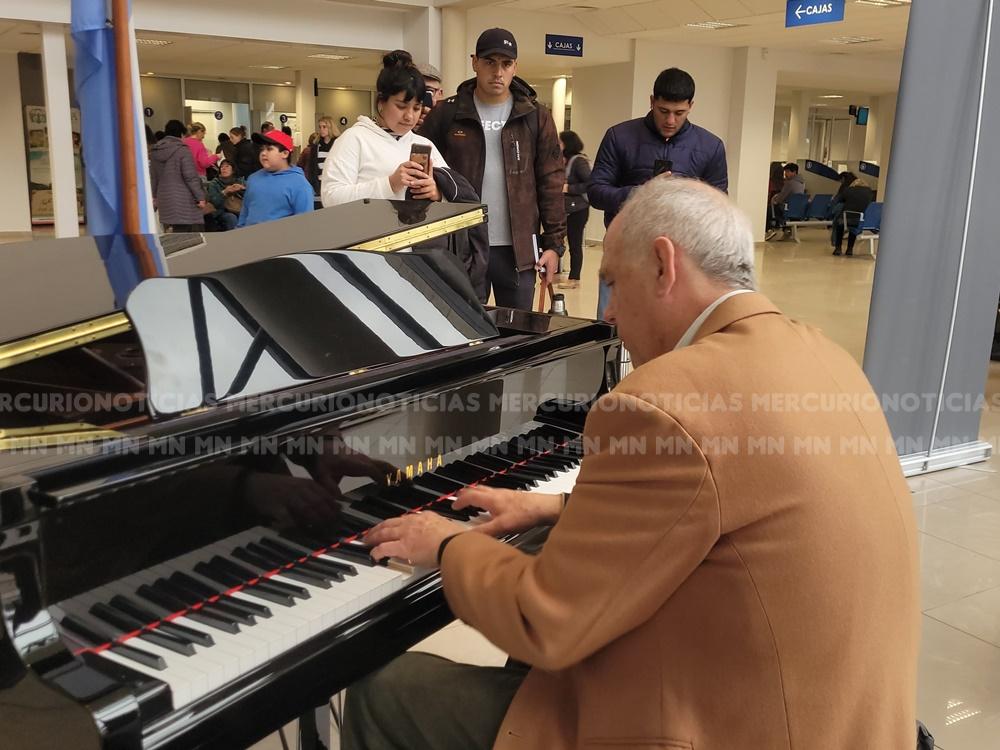 El cardiólogo que deleita en el piano a quienes pasan por el Sanatorio Adventista