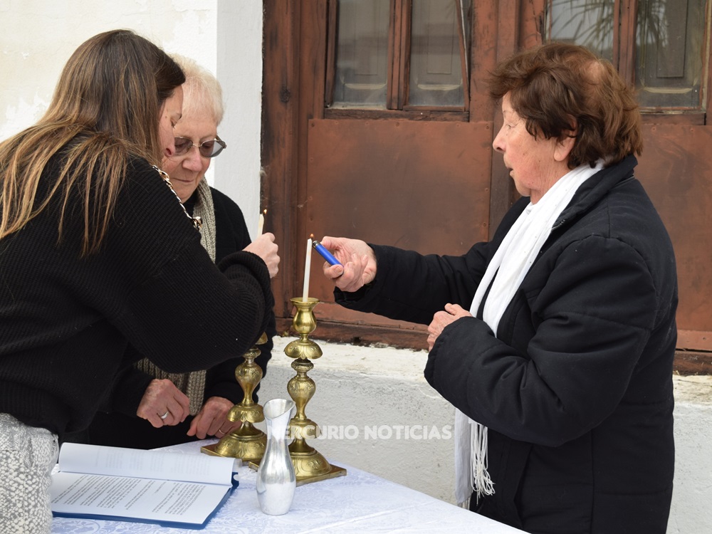 Las vecinas Lidia Roitman e Irma rebord encendieron dos velas. (Foto: Roxy)