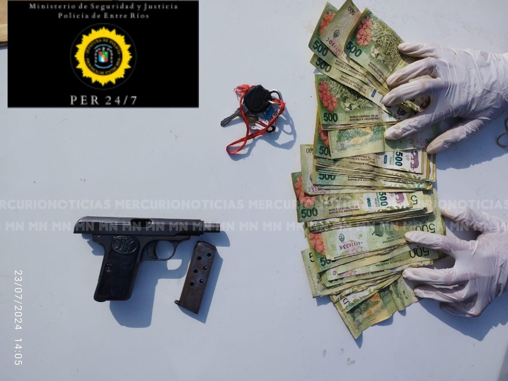 Dinero y arma secuestrada.