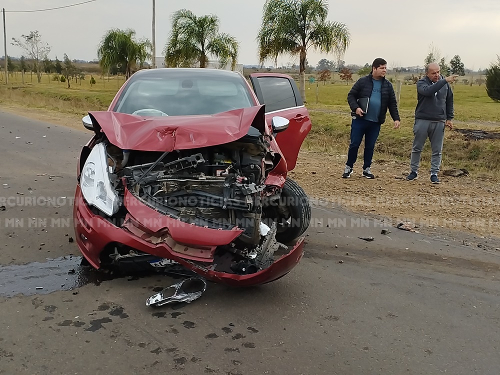 El Citroen C3 quedó destruido en su trompa.