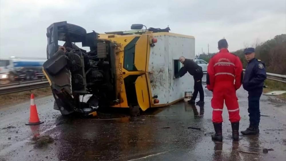 Un camión de caudales volcó en la autovía 14