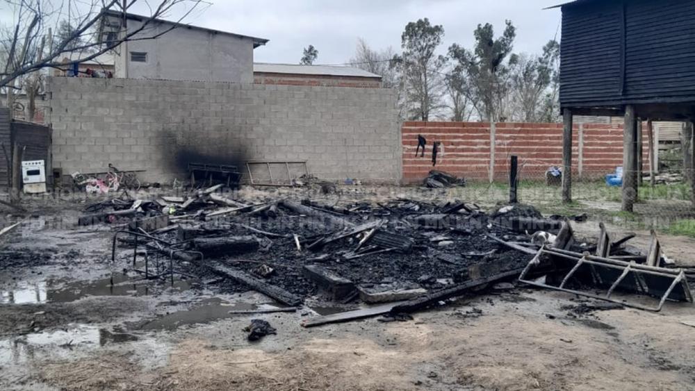 Una familia escapa ilesa del incendio de su vivienda