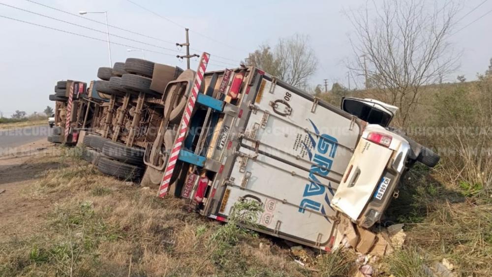 Impactante: camión despistó y volcó encima de una camioneta en ruta 14