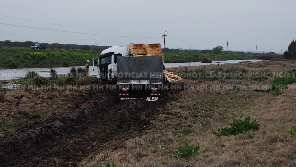 Un camión despistó en la ruta 14