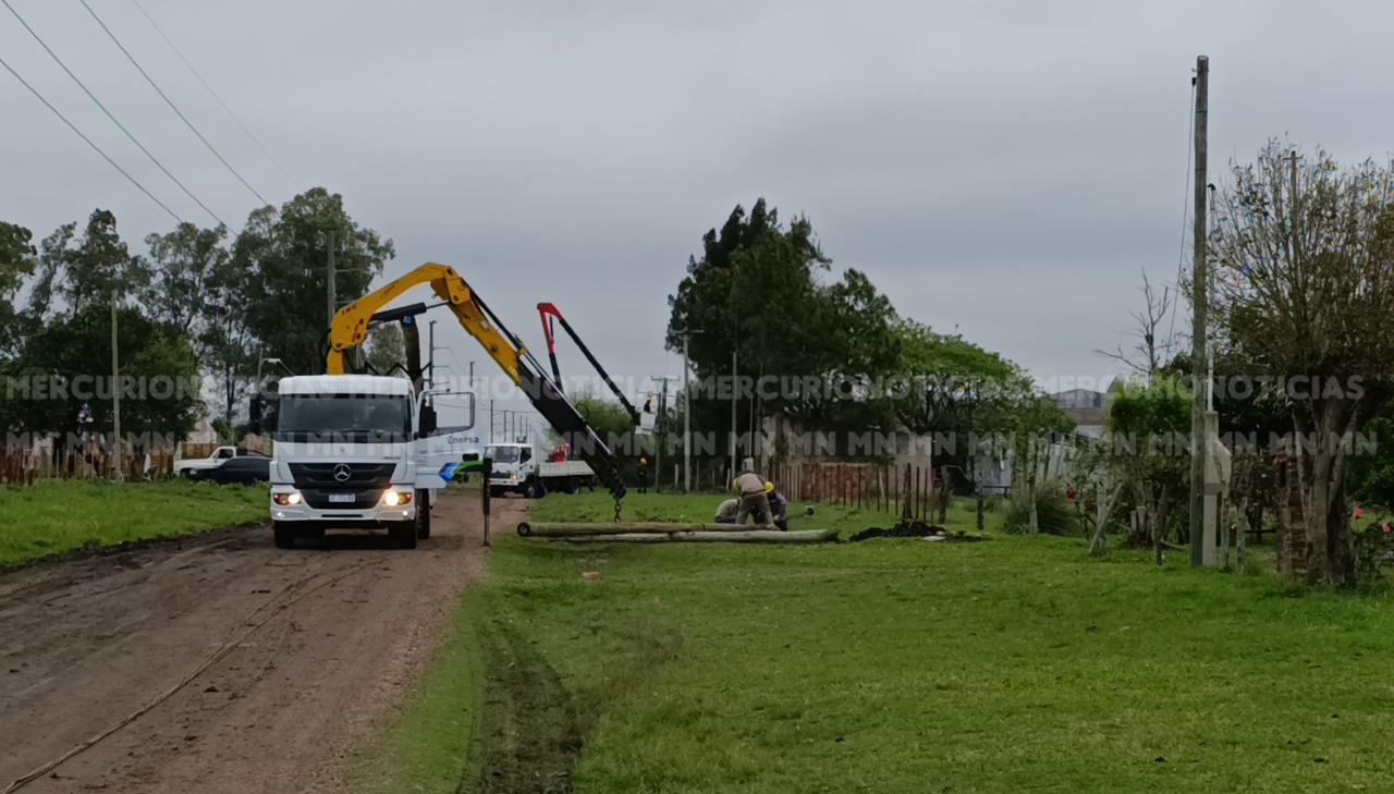 Enersa debió trabajar para reponer los postes.