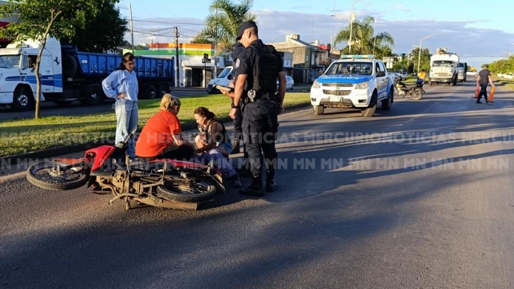 Una moto perdió el control y cayó al asfalto en la travesía urbana