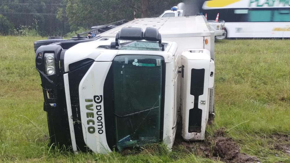 Un camión volcó en el acceso a Federación