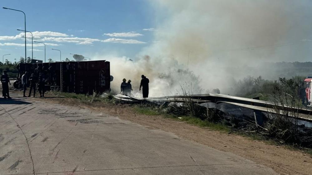 Un camión volcó y se incendió en la ruta 14