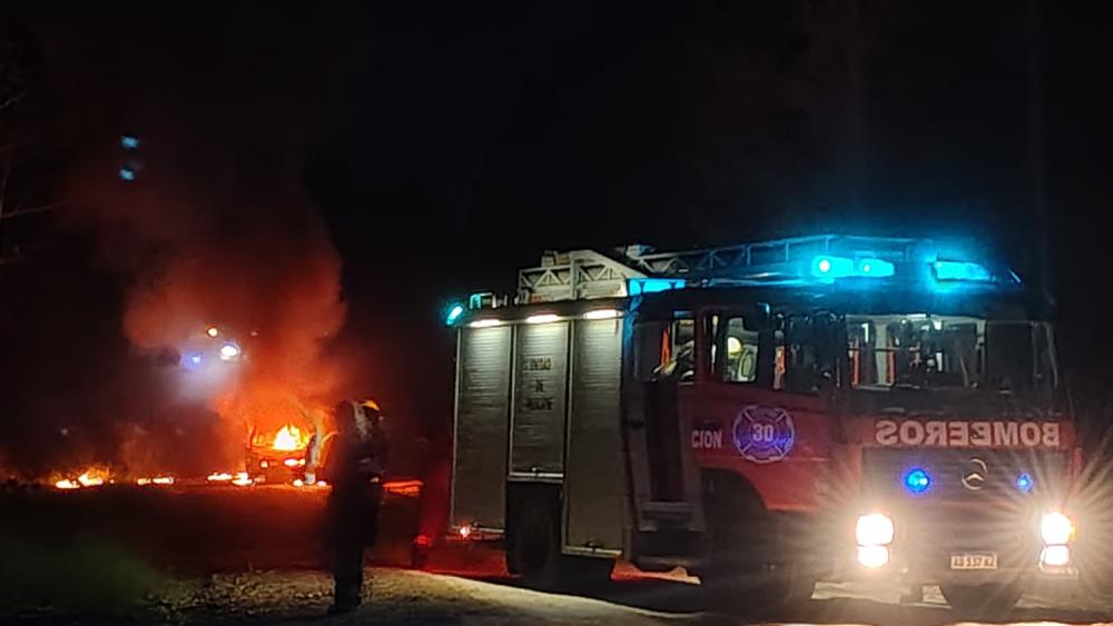 Explotó el motor y provocó el incendio total de un auto