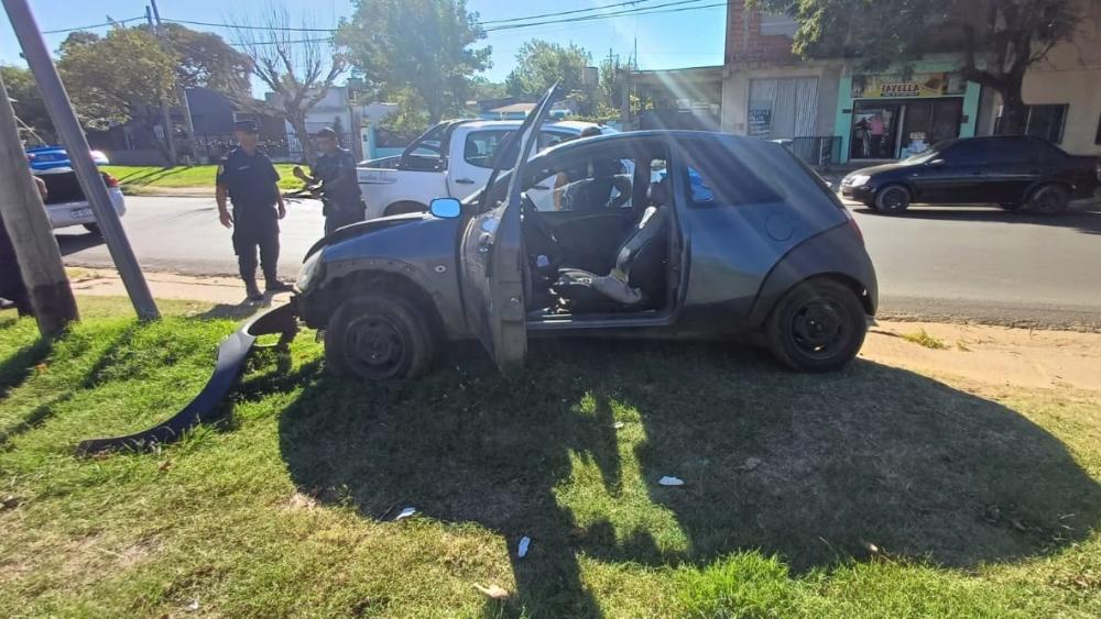 Conductor alcoholizado perdió el control de su auto y chocó un poste de luz