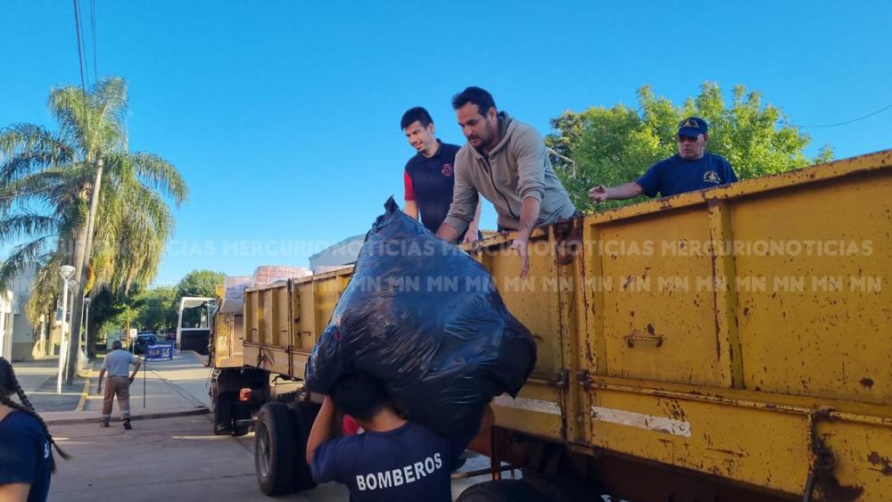 Cargaron un camión de Vialidad con las donaciones obtenidas por Bomberos