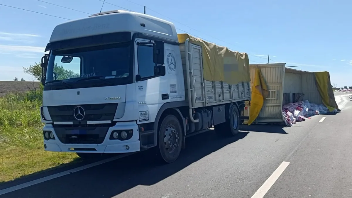 Camión con carga de arroz de San Salvador volcó en ruta 18 Camión con carga de arroz de San Salvador volcó en ruta 18