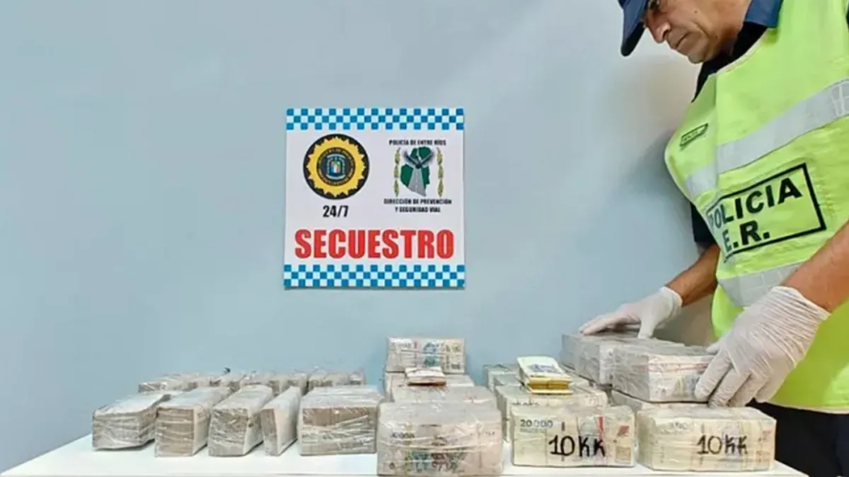 Secuestraron más de 243 millones de pesos ocultos en un automóvil en la ruta 14 Secuestraron más de 243 millones de pesos ocultos en un automóvil en la ruta 14