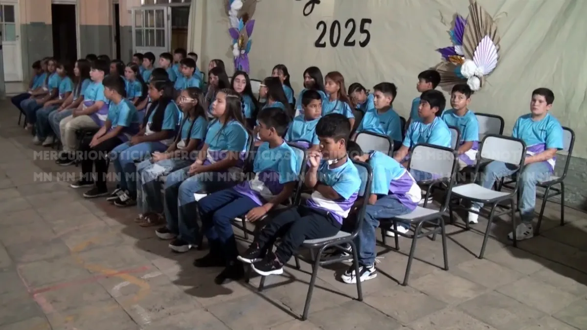 Acto de colación en la Escuela 2 "Bartolomé Mitre": la directora despidió a los egresados Acto de colación en la Escuela 2 "Bartolomé Mitre": la directora despidió a los egresados