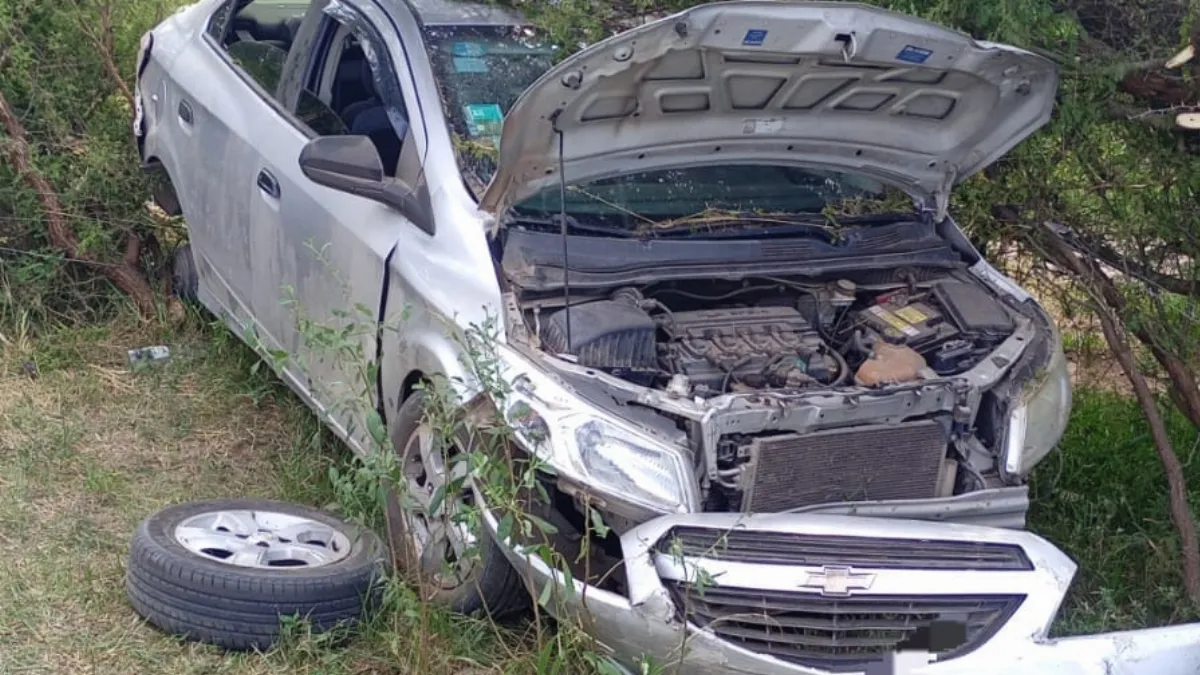 Un automóvil despistó en la ruta 12 al querer adelantarse indebidamente Un automóvil despistó en la ruta 12 al querer adelantarse indebidamente