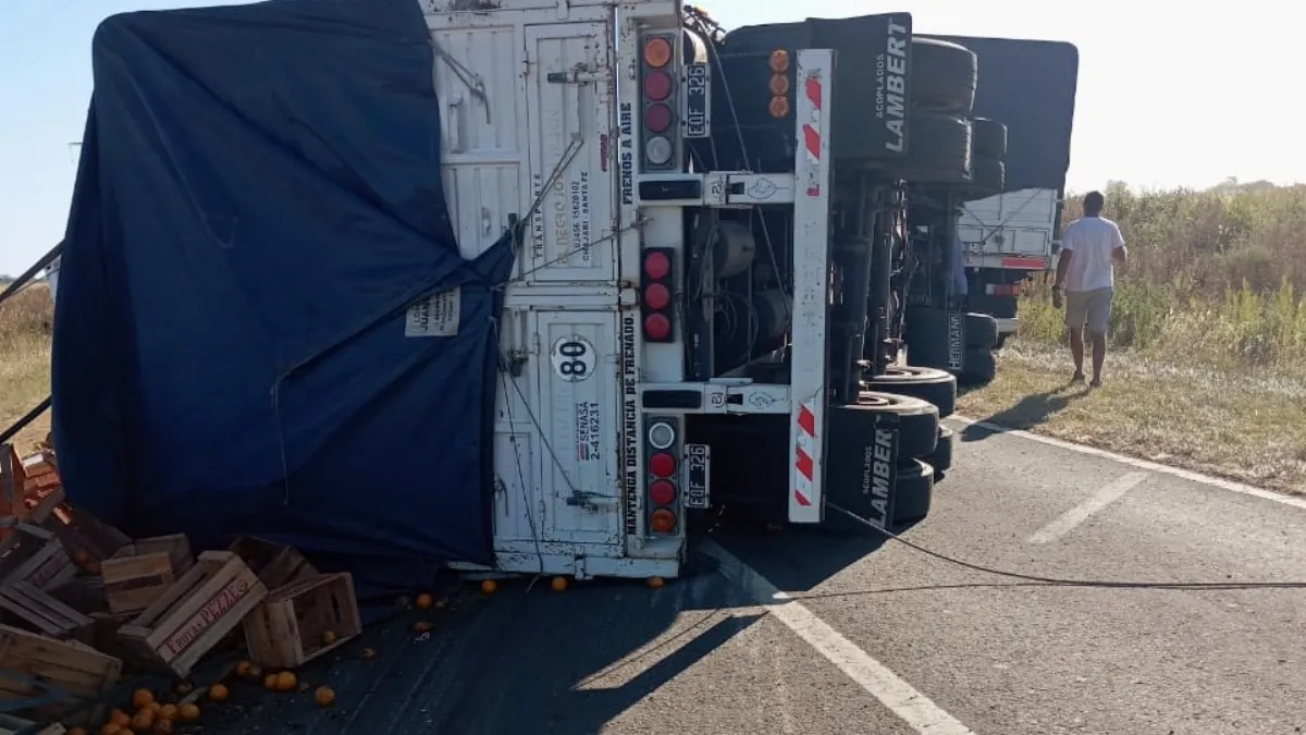 Un acoplado volcó en la ruta 18 Un acoplado volcó en la ruta 18