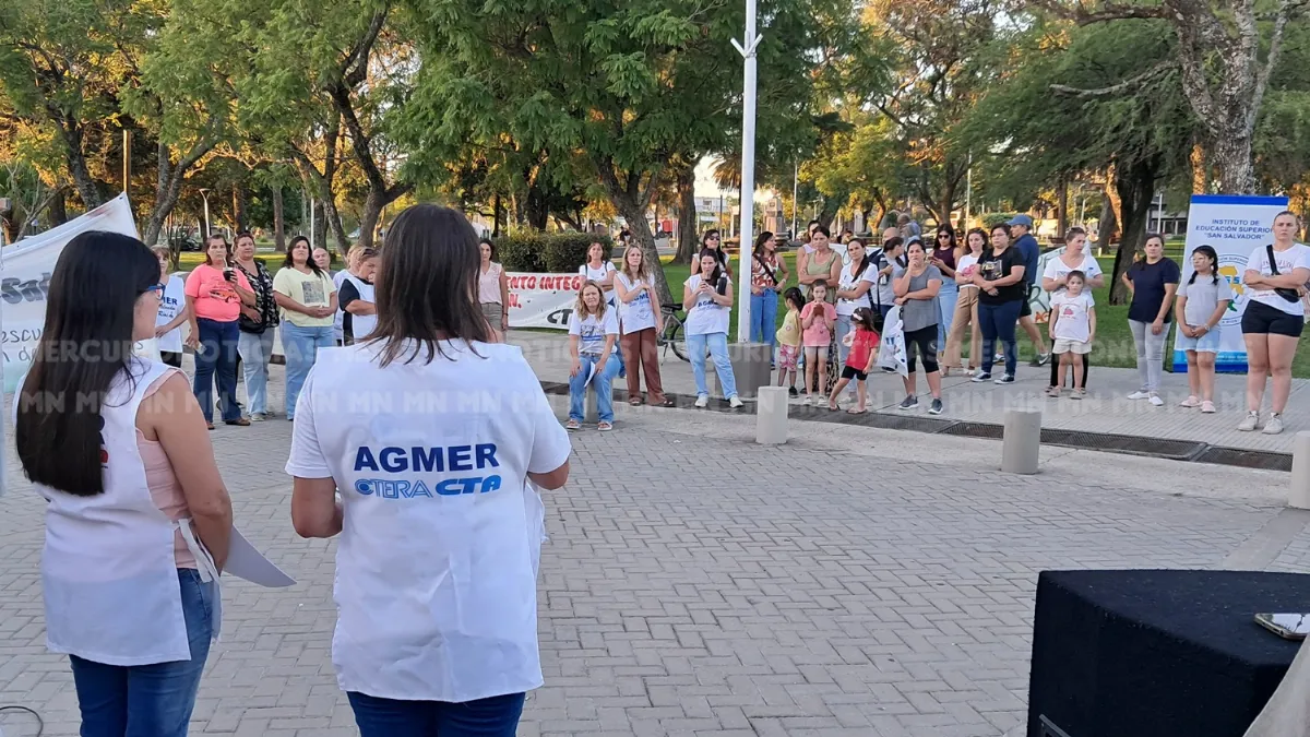 Docentes de San Salvador se movilizaron en reclamo por mejoras salariales y condiciones laborales Docentes de San Salvador se movilizaron en reclamo por mejoras salariales y condiciones laborales