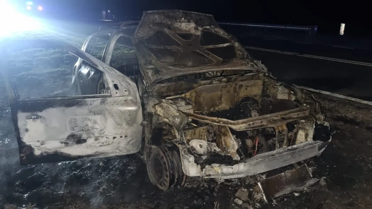 Un automóvil se incendió completamente en el acceso a General Campos Un automóvil se incendió completamente en el acceso a General Campos