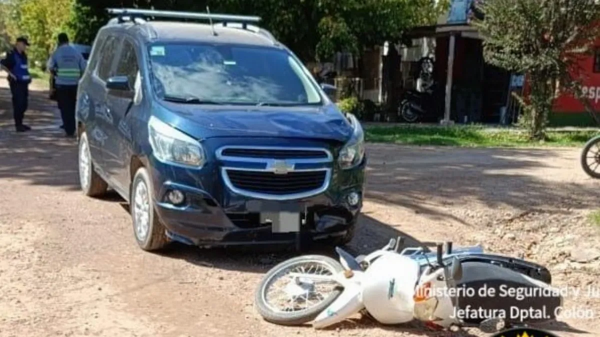 Colón: una mujer sufrió lesiones graves tras un choque entre una moto y un auto Colón: una mujer sufrió lesiones graves tras un choque entre una moto y un auto