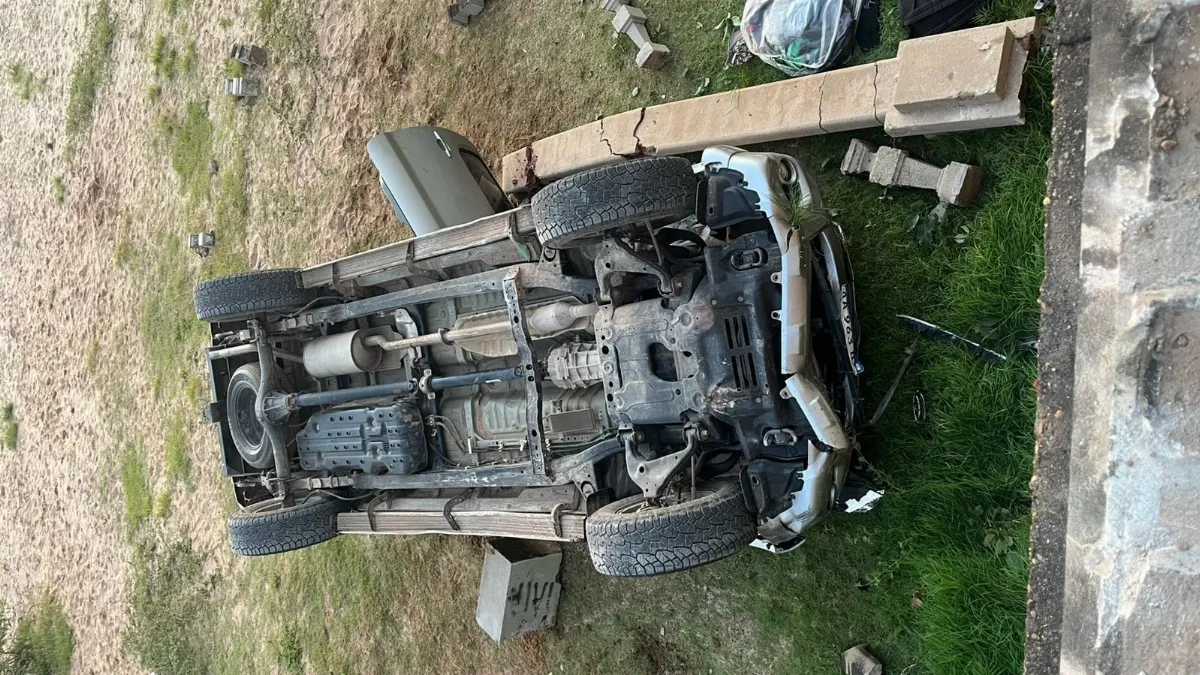 Una camioneta cayó a la parte baja de la costanera de Colón: un herido grave Una camioneta cayó a la parte baja de la costanera de Colón: un herido grave